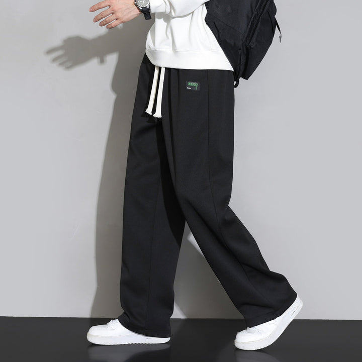 Herrenmode: Komfortable Jogginghose mit geradem Bein für den aktiven Mann.