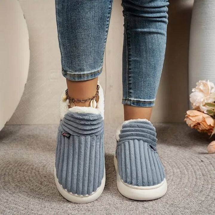 Komfortable Damen Pantoffeln, kuschelig warm und mit rutschfester Sohle für sicheren Halt.
