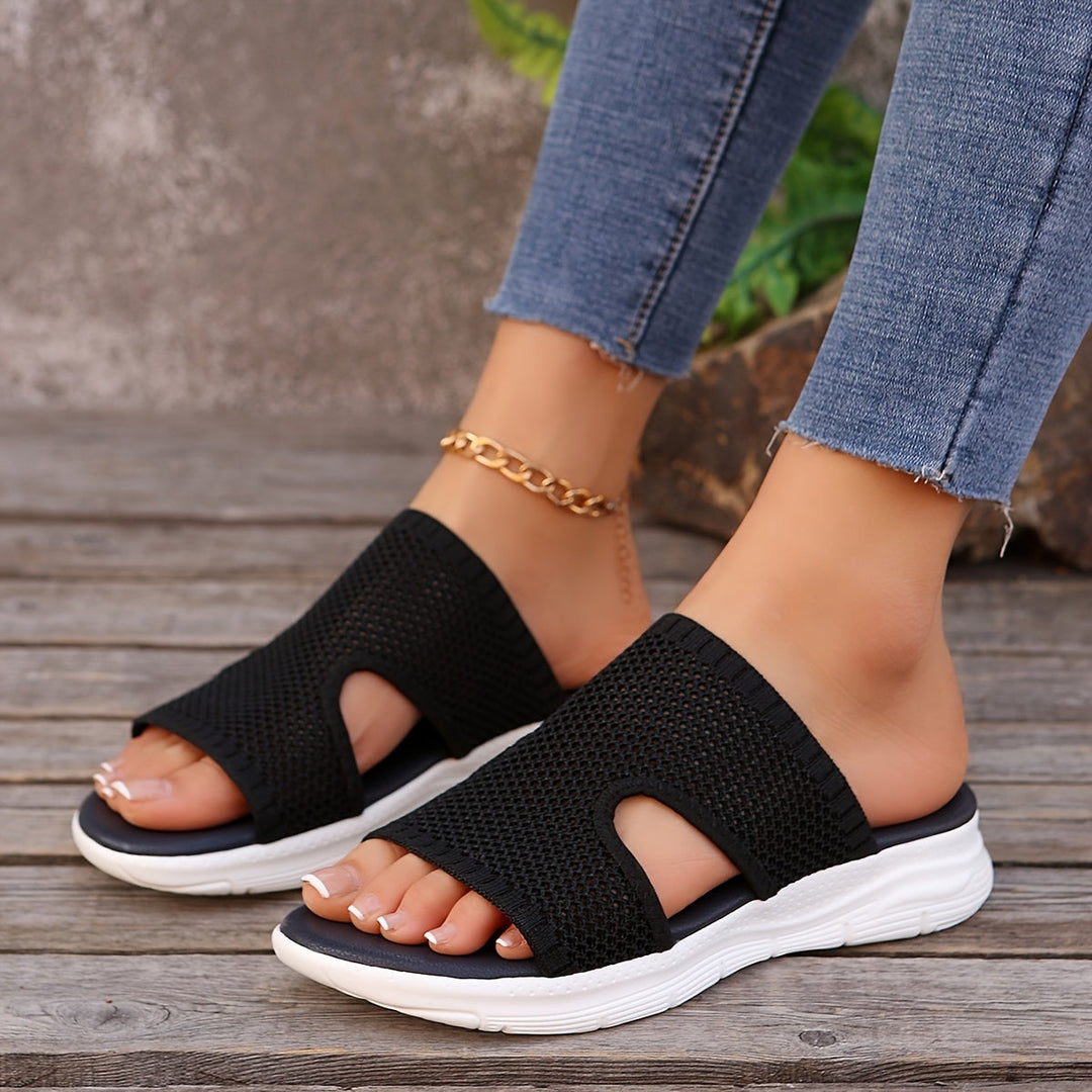Frontansicht sportlicher Slip-On Damensandalen. Bequeme Sommerschuhe, atmungsaktiv für Freizeit & Alltag.