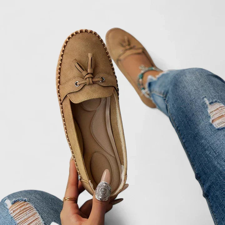 Komfortable Damen Slip-On Loafer. Klassische, bequeme flache Schuhe für Damenmode und täglichen Gebrauch.