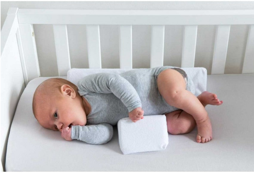 Wichtiger Babyartikel: verstellbares Seitenlagerungskissen für sicheren und komfortablen Kinderschlaf.