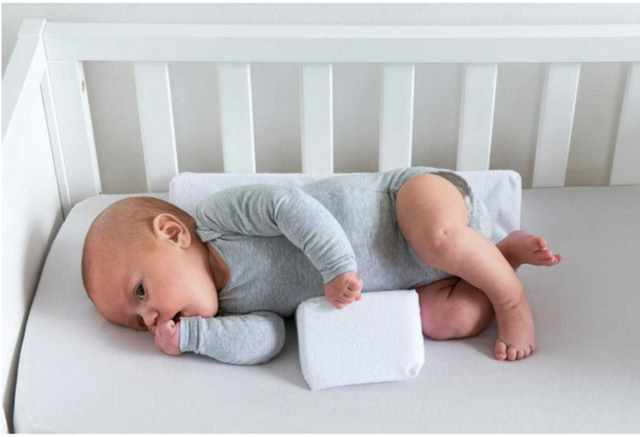 Wichtiger Babyartikel: verstellbares Seitenlagerungskissen für sicheren und komfortablen Kinderschlaf.