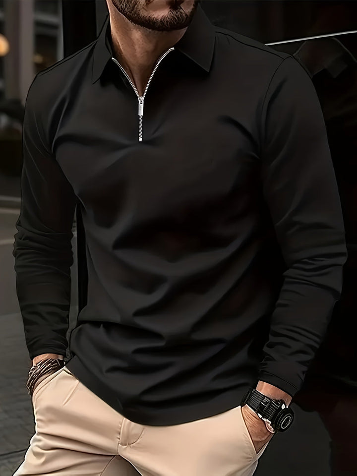 Nahaufnahme des Reißverschlusses am Herren Langarmshirt, zeigt Details des stilvollen Basic-Oberteils.