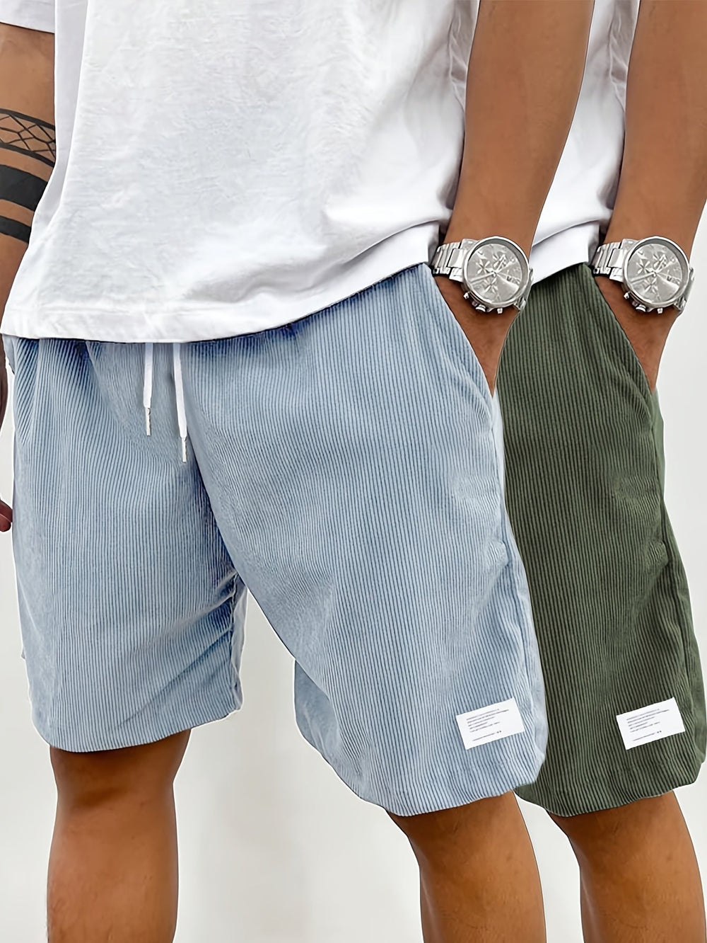 Nahaufnahme der feinen Cordstruktur der Herren Bermudas; bequeme Freizeitshorts mit urbanem Flair.