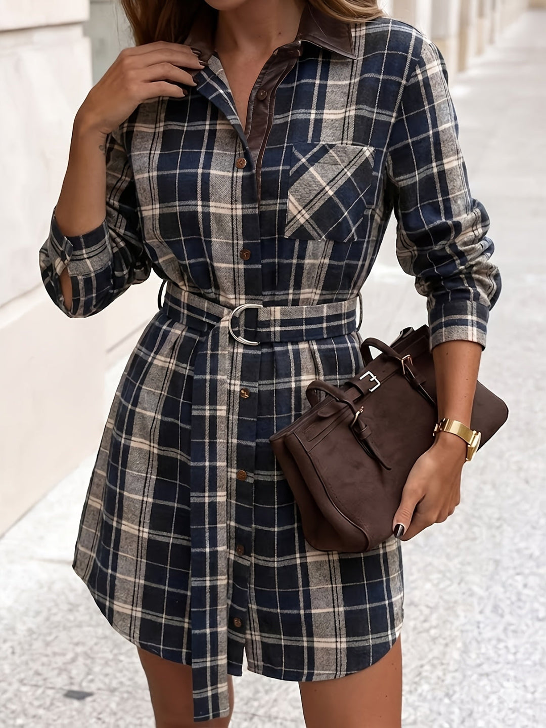Elegantes kariertes Damen Hemdblusenkleid mit Gürtel, Langarm. Ideal für Herbst & Winter Freizeit- oder Büro-Outfit.