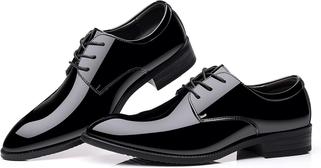 Nahaufnahme der Schnürsenkel auf den eleganten Herren Business Casual Schuhen, betont Details.