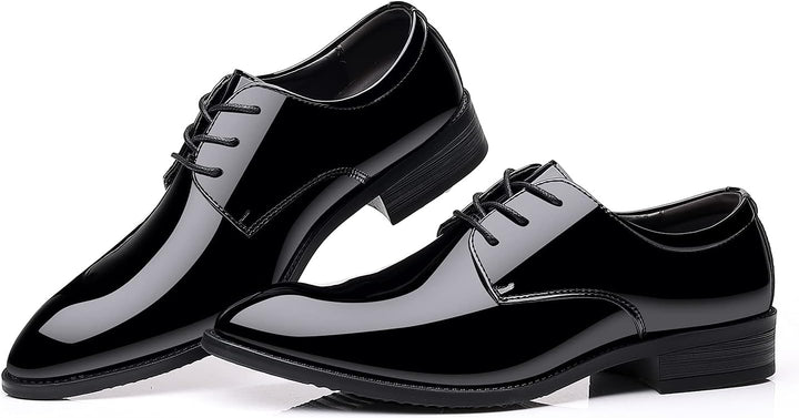Nahaufnahme der Schnürsenkel auf den eleganten Herren Business Casual Schuhen, betont Details.