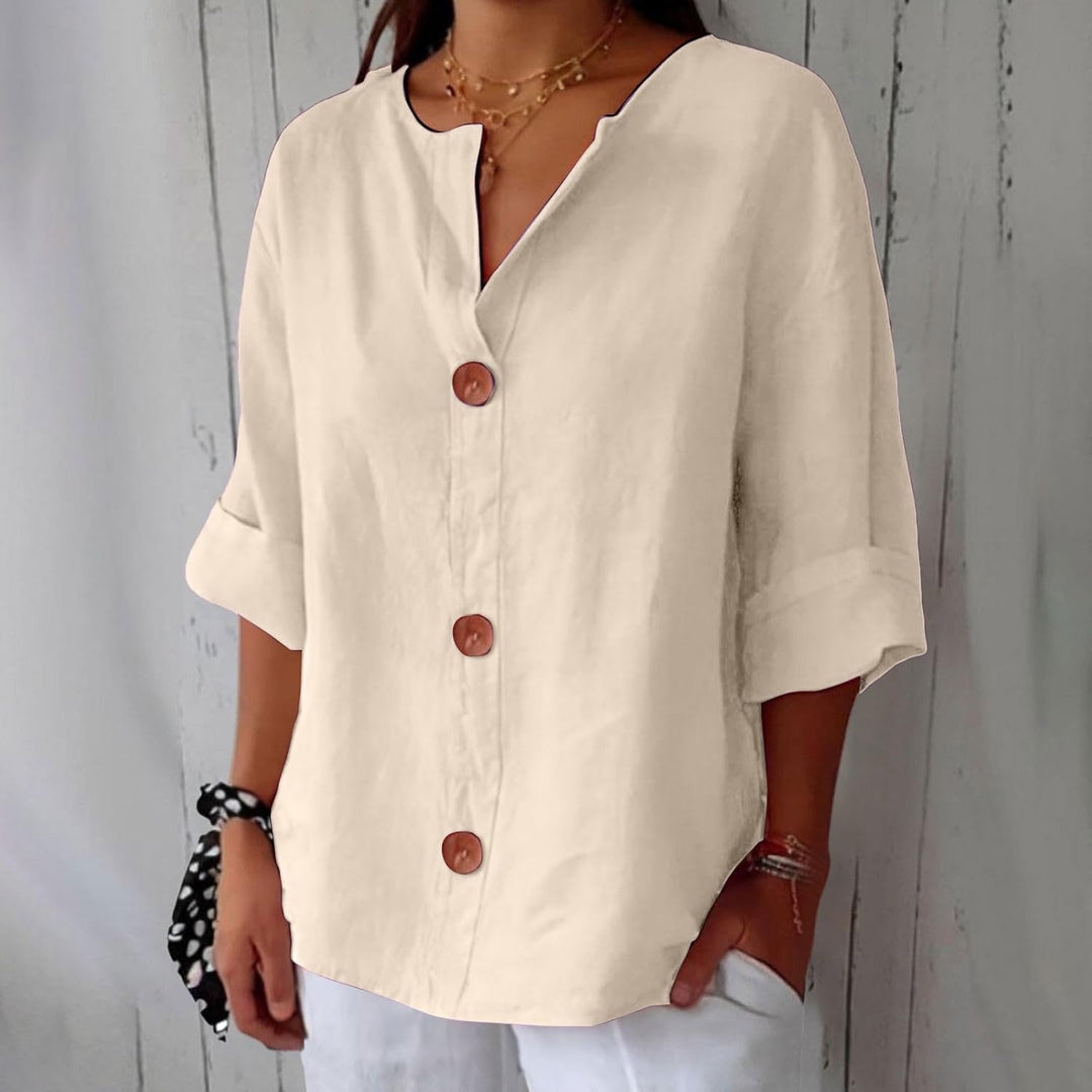 Detailansicht der eleganten Damenbluse; lockere Passform, atmungsaktives Material, ideales Sommer-Shirt.