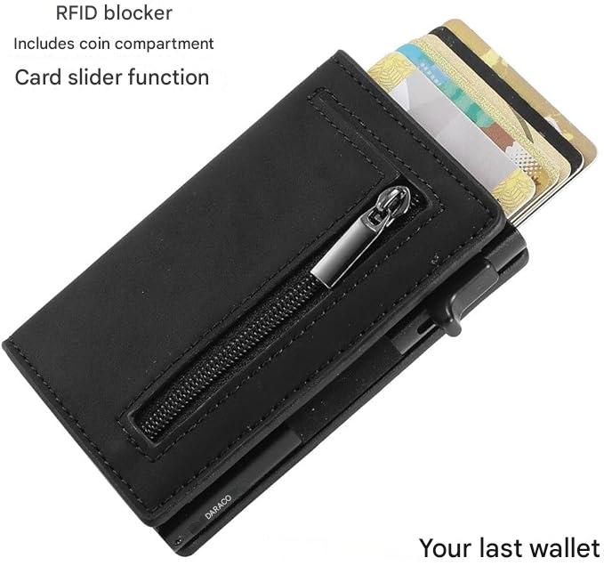 CoreSlide Slim Wallet mit herausgeschobenen Karten, demonstriert den Schnellzugriff und RFID-Schutz.