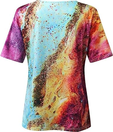 Damen Freizeitmode: Kurzarmshirt mit Marmormuster, lockerer Boho-Stil und V-Ausschnitt.