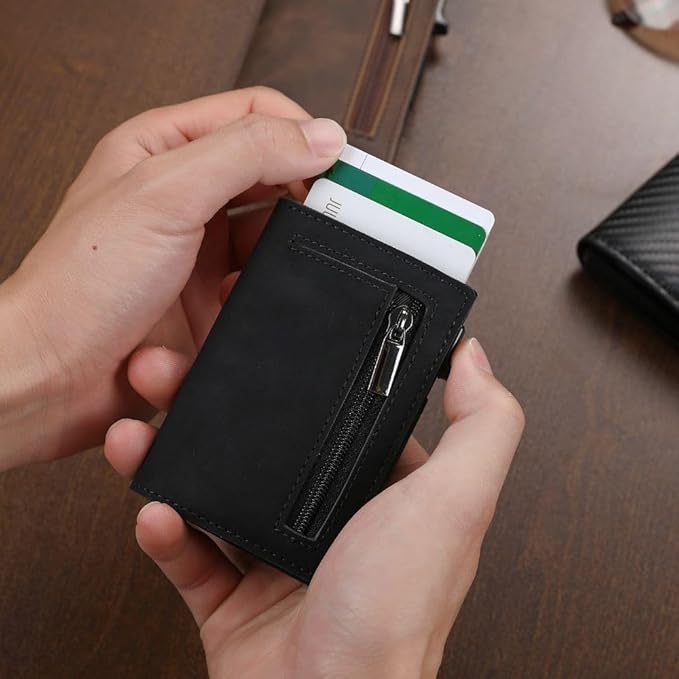 Robustes CoreSlide Aluminium Slim Wallet unisex, elegantes Design, RFID-Schutz und Karten-Schnellzugriff.