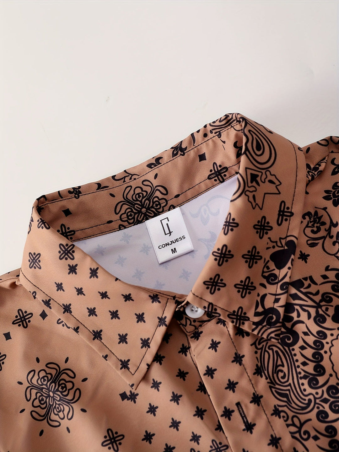 Vielseitiges Herren Sommer Freizeit Set mit Bandana-Print, Kurzarmhemd & Shorts, must-have für die Herrenmode.