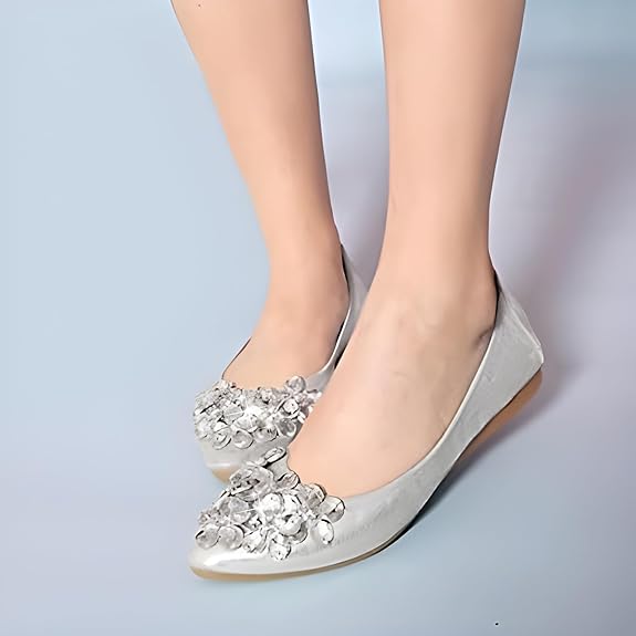 Nahaufnahme glitzernder Damen Ballerina-Flats mit funkelnden Strass-Applikationen.