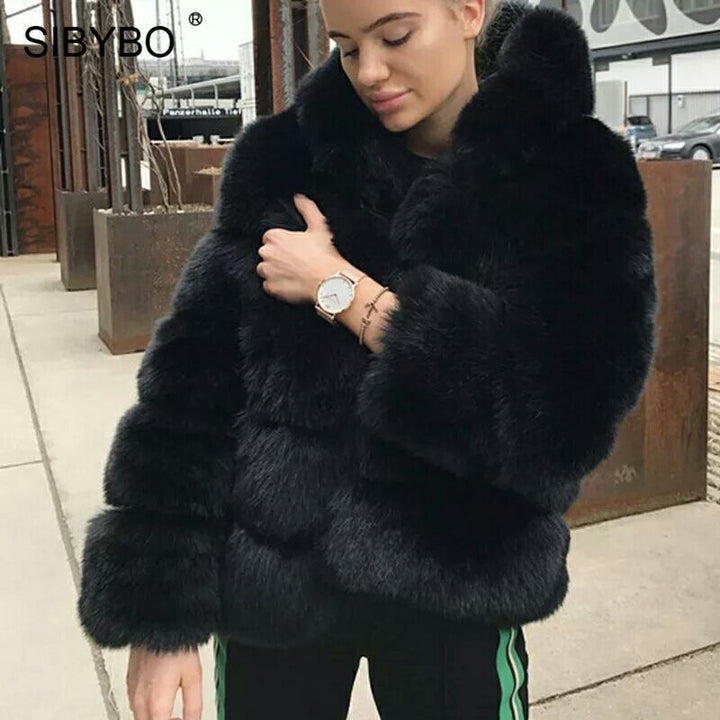 Luxuriöse, elegante Damen-Kurzjacke mit Kappenkragen. Warme Langarm-Oberbekleidung für festliche Momente.