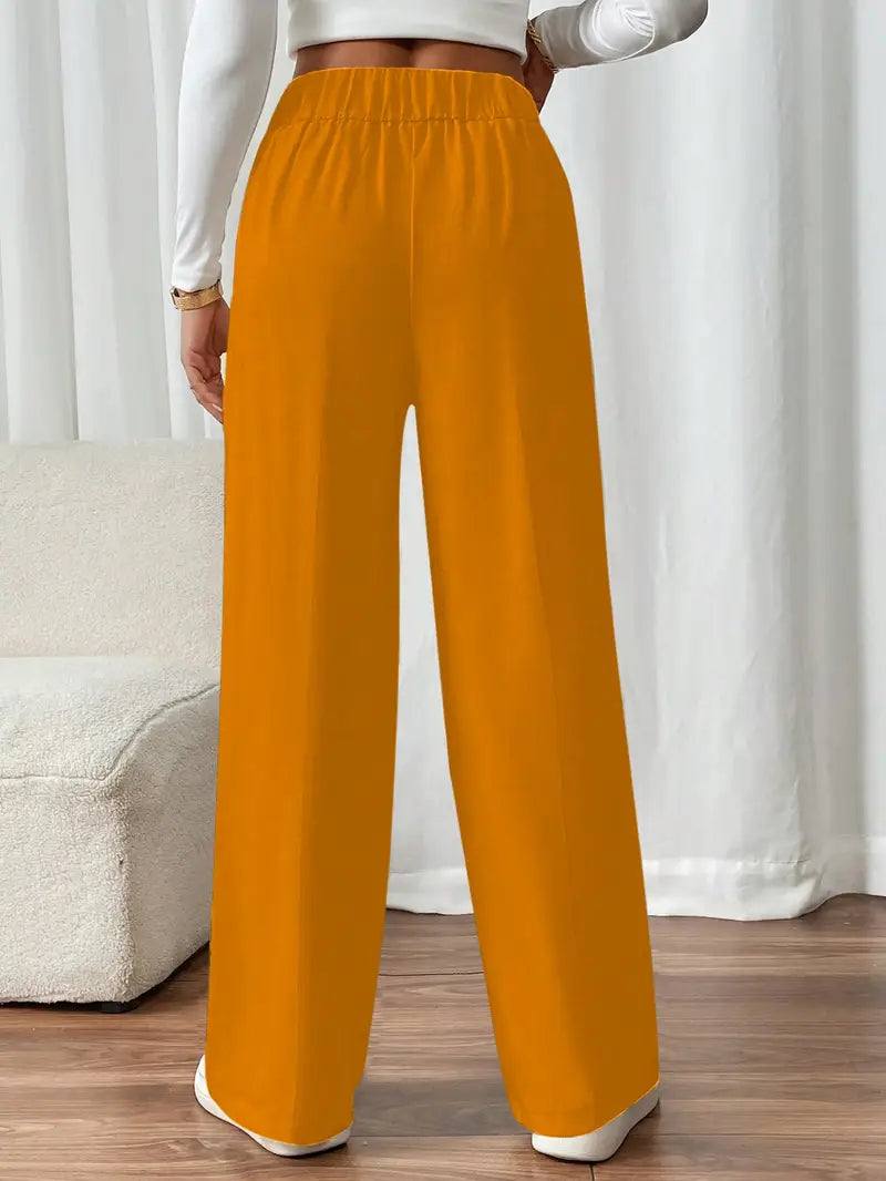 Modische Damenhose, weites Bein, elastischer Bund. Moderne Linienführung, mit praktischen Seitentaschen.
