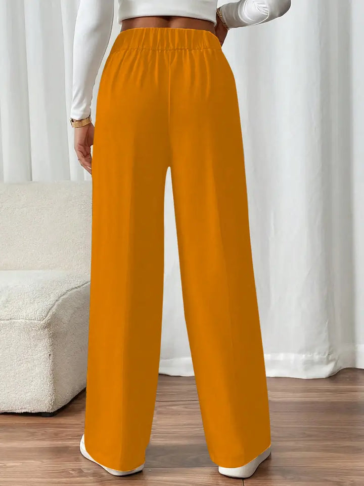 Modische Damenhose, weites Bein, elastischer Bund. Moderne Linienführung, mit praktischen Seitentaschen.