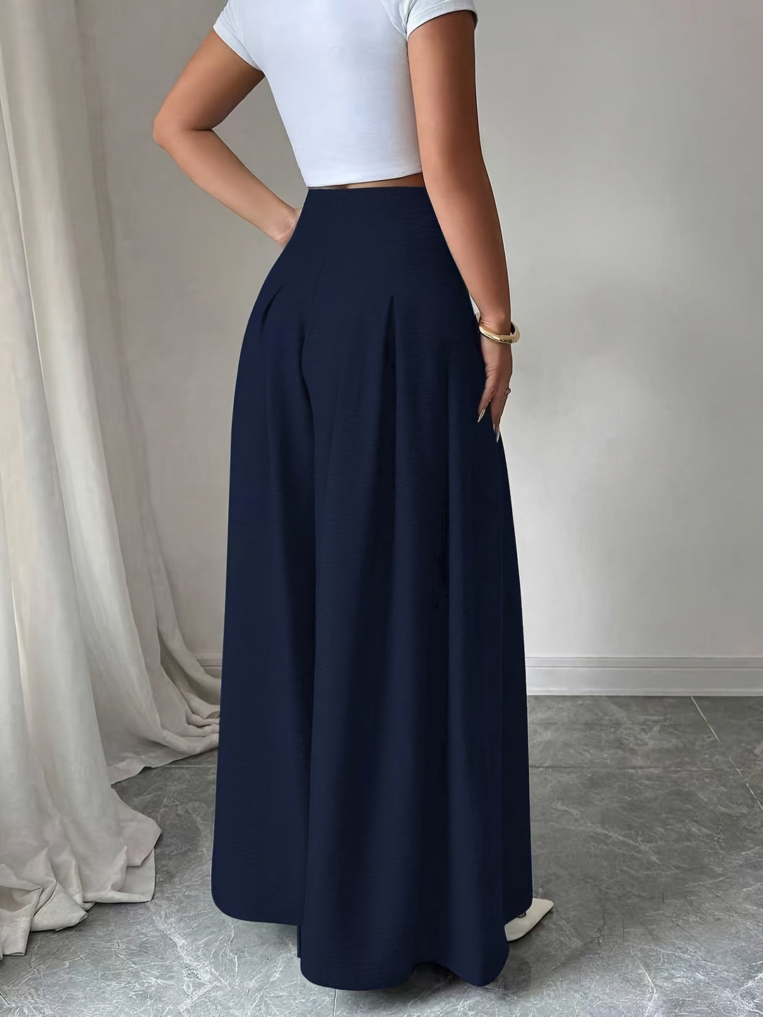 Klassische Faltenhose Damen, High-Waist mit weitem Bein in Schwarz.