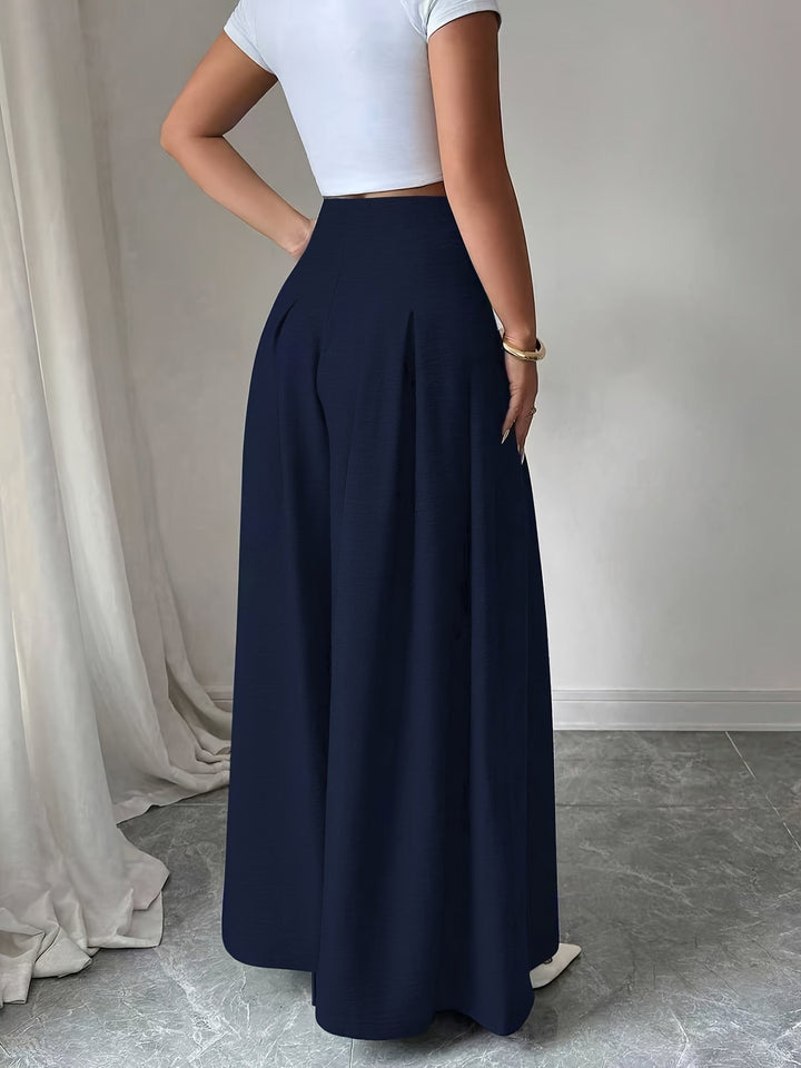 Klassische Faltenhose Damen, High-Waist mit weitem Bein in Schwarz.