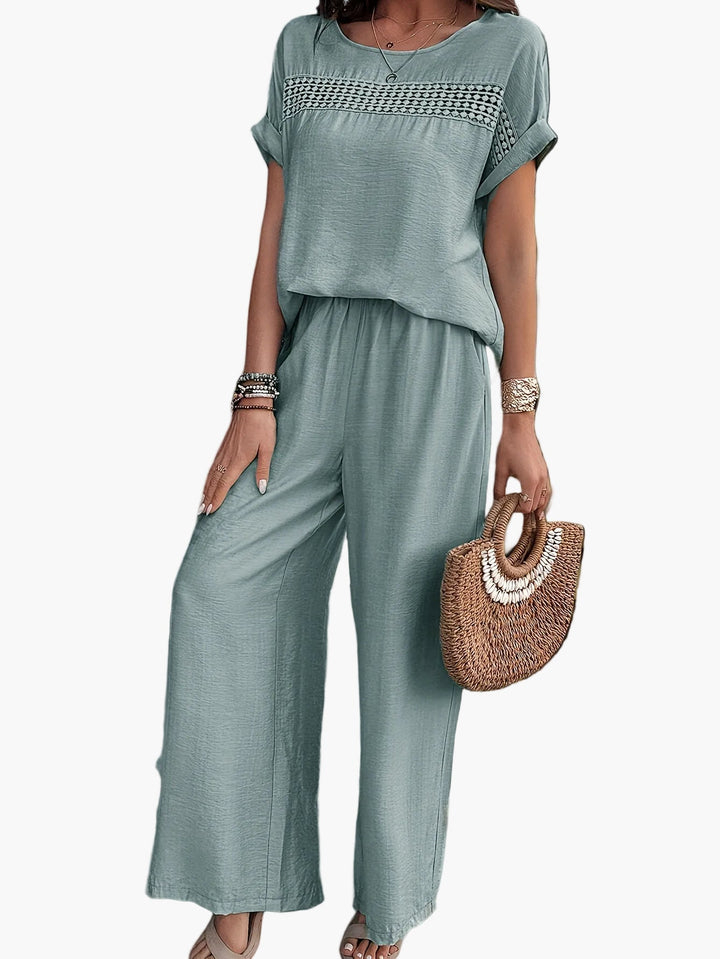 Stilvoller Damen Jumpsuit mit Häkel-Detail. Ein eleganter Sommer-Overall mit Kurzarm, ideal für Freizeit & Strand.