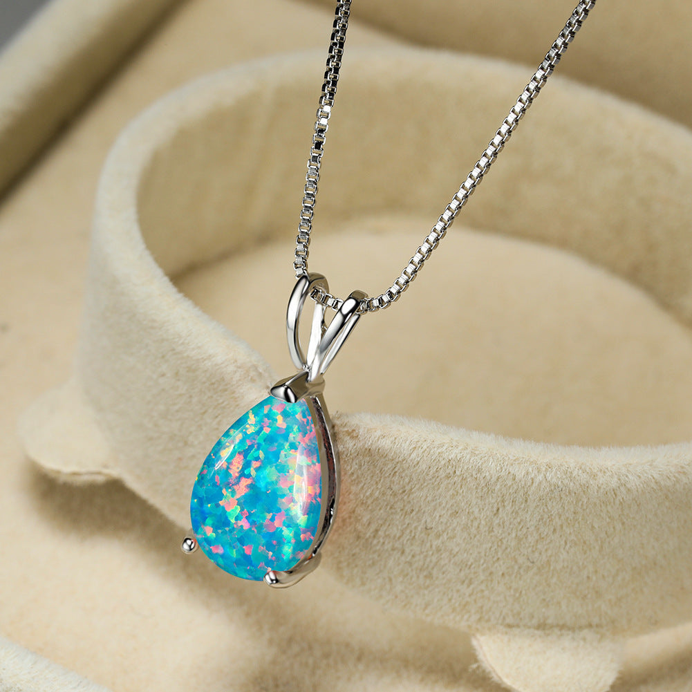 Minimalistische Damen Halskette mit zartem Opal-Tropfen Anhänger. Eleganter Schmuck in Roségold oder Silber.