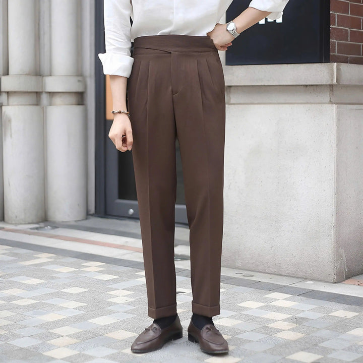Weiche, bequeme Männerhose in Braun, klassisch und elegant für den ganzen Tag.