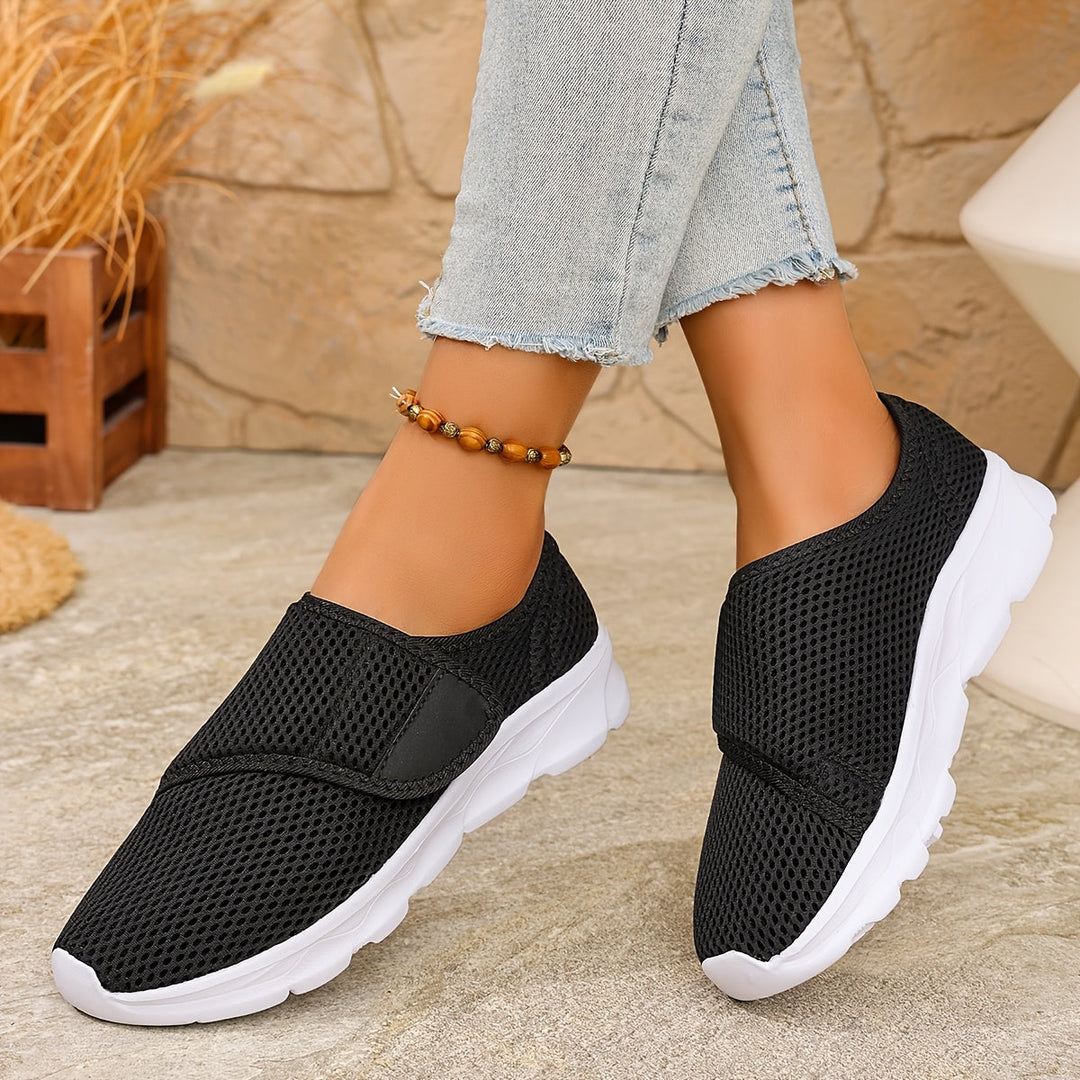 Komfortable beige Slip-On Damenschuhe, verstellbar und atmungsaktiv, perfekte Freizeitschuhe.