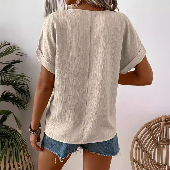 Leichte Damen Sommerbluse mit V-Ausschnitt und Knopfleiste, ideal für elegante und legere Frühlings-Looks.