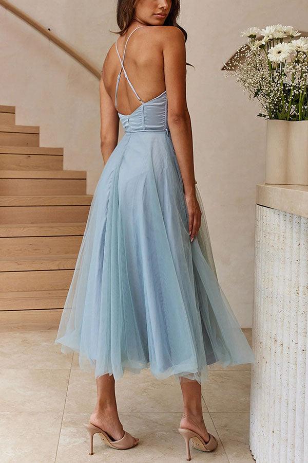 Damenmode: Ärmelloses Maxikleid mit Trägern, ein elegantes Sommerkleid für sie.