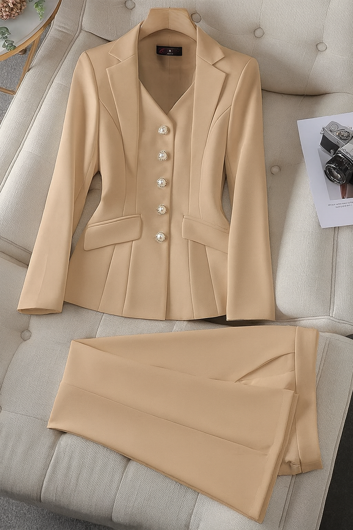 Dame im eleganten Damenanzug, Blazer & Hose, Regular Fit, ideal für Business-Meetings.