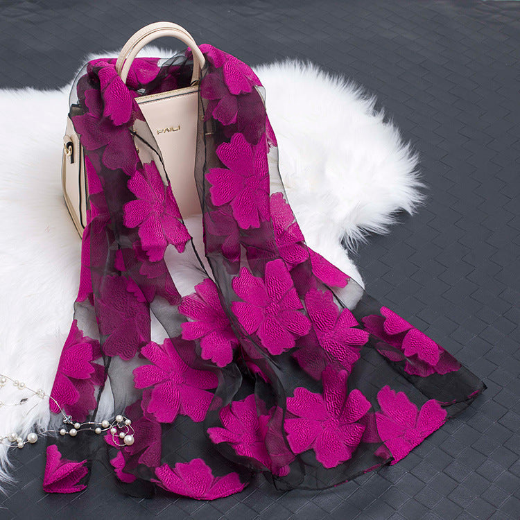 Accessoire für Damen: Seidenschal mit bezauberndem Blumenmuster und innovativem Cut-out-Design.