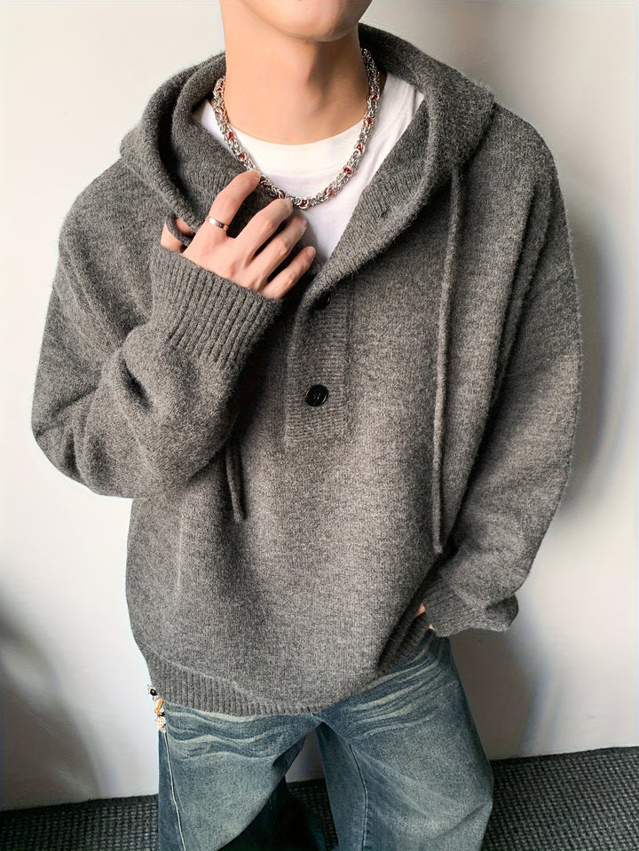 Vorderansicht des dunkelgrauen Herren Strick Hoodies mit Knopfleiste und Kapuze, bequem & stilvoll.