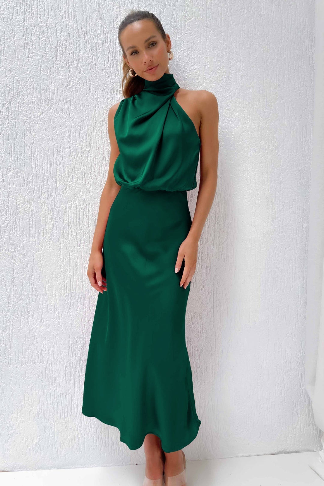 Detailaufnahme des eleganten Stoffes vom Damen Neckholder Midikleid. Hochwertiges Partykleid für Abendmode.