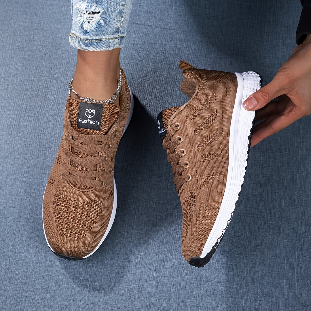 Vorderansicht der flexiblen Damen Strick-Sneaker. Das weiche Material passt sich optimal dem Fuß an für Komfort.