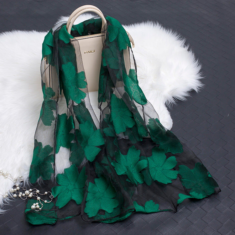 Eleganter Damen Seidenschal, perfekt als modisches Accessoire, mit Blumen & Cut-out.