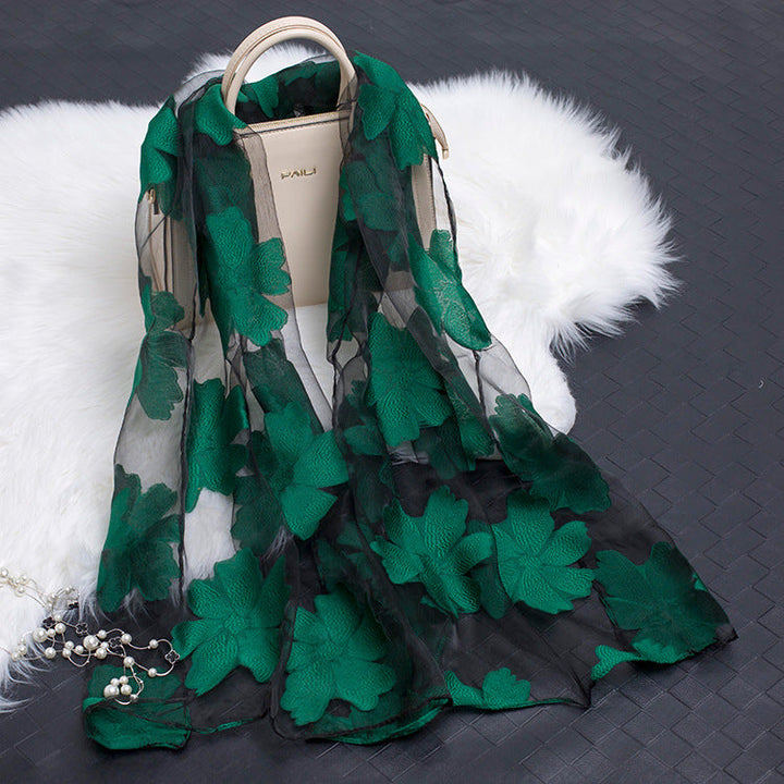 Eleganter Damen Seidenschal, perfekt als modisches Accessoire, mit Blumen & Cut-out.