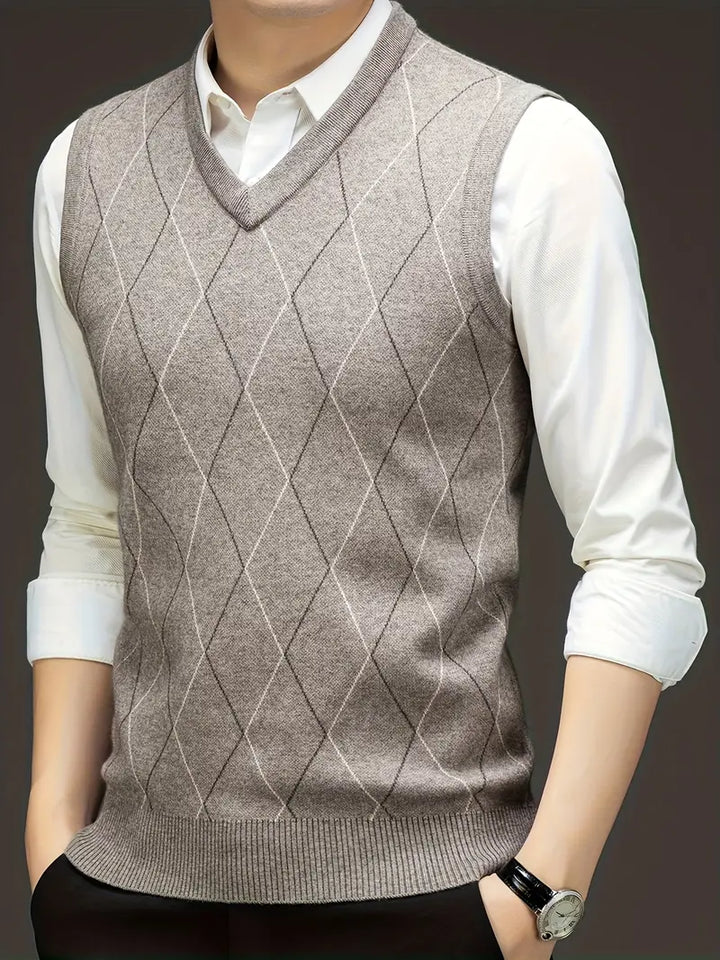 Klassischer V-Ausschnitt des eleganten Herren Strick-Bodywarmers Slim Fit in verschiedenen Farben.