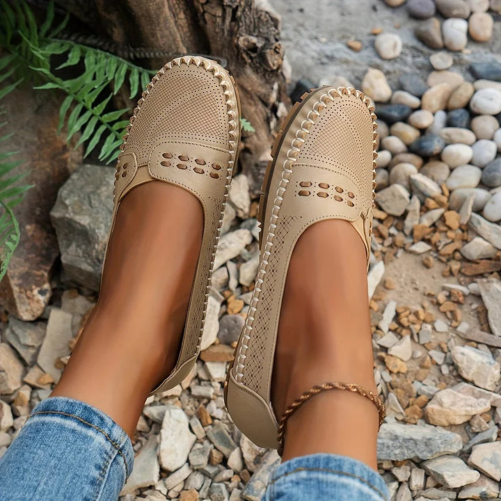 Elora Slip-On Damenschuhe in einem hellen Farbton, vielseitige flache Schuhe für Damenmode.