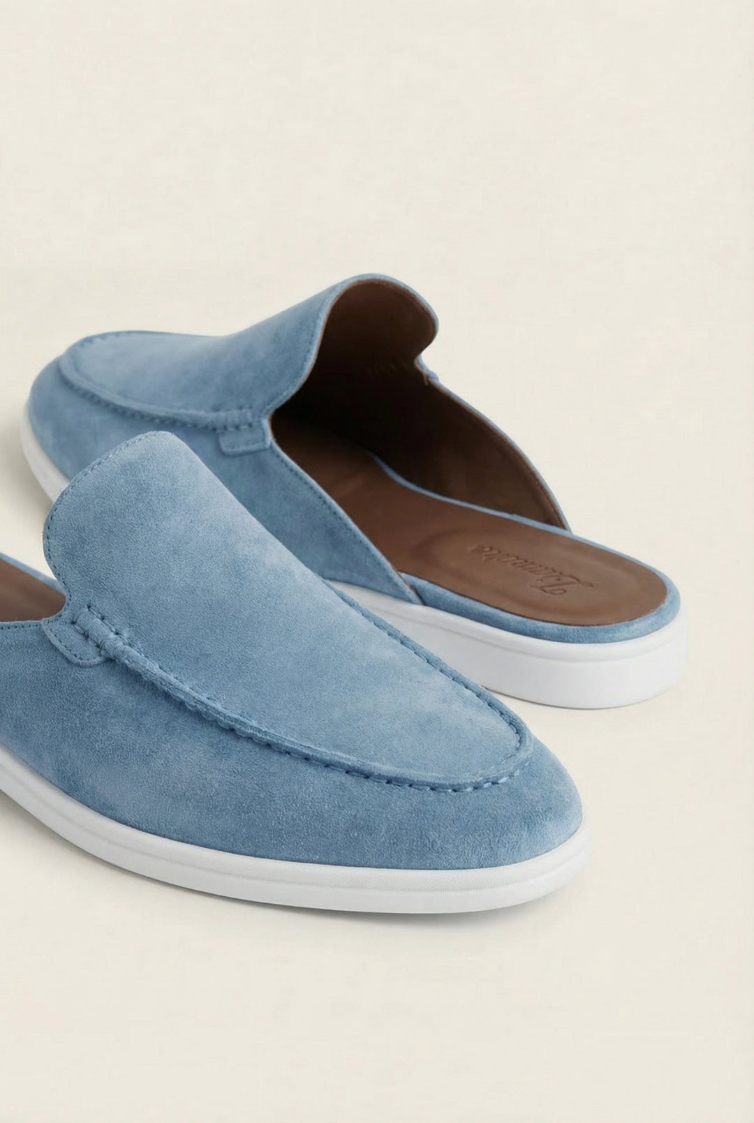 Bequeme blaue Slip-On Freizeitschuhe für Herren, leicht und ideal für unkomplizierten Sommerkomfort.