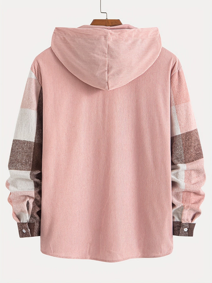 Detailansicht: Karierte Herren Hemdjacke mit Kapuze, Knopfleiste und Brusttasche.