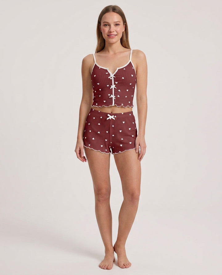 Weiches Damen Seiden Pyjama Set mit stilvollem Herz-Print. Luxuriöse Seidennachtwäsche für erholsamen Schlaf.