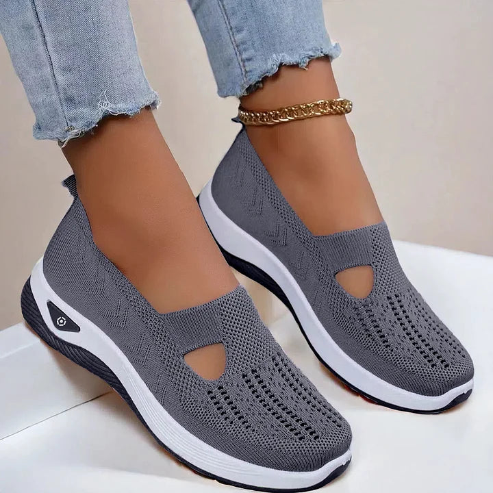 Frau trägt bequeme, leichte Damen Slip-On Sneaker. Ideal als Alltagsschuh und Freizeitschuh.