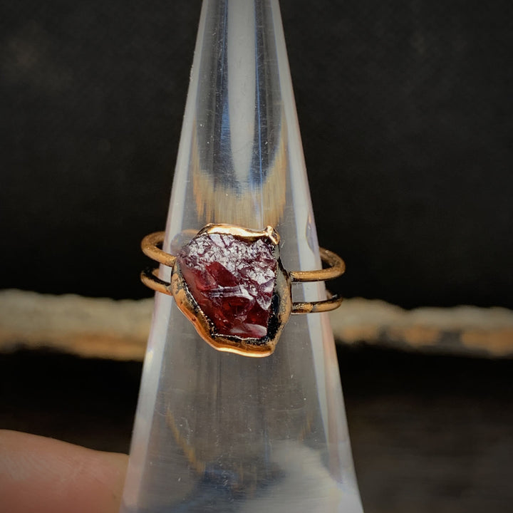 Eleganter verstellbarer Rohsteinring. Geburtsstein Naturstein Schmuck für Damen, einzigartig.