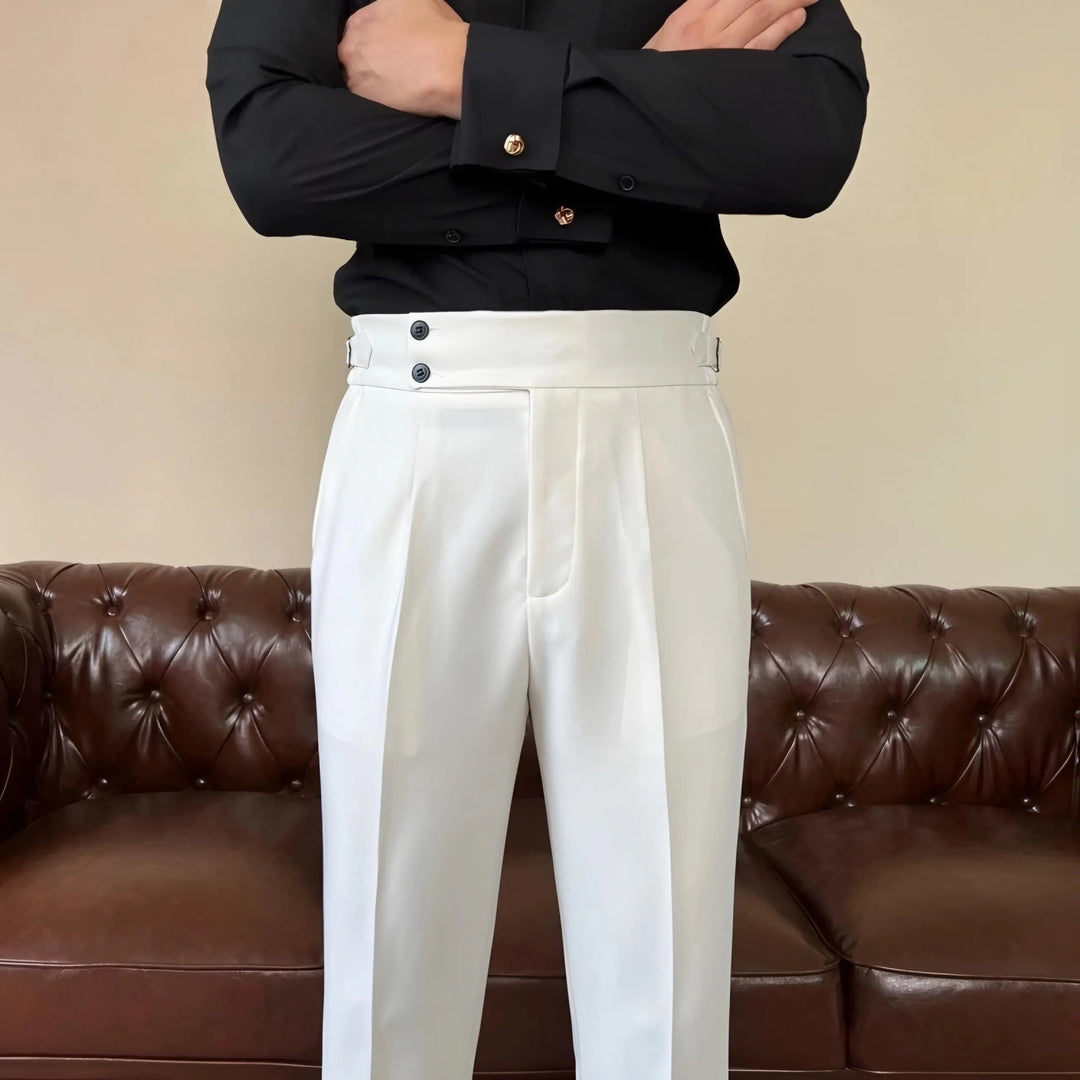 Vielseitige italienische Freizeithose für Herren in Creme. Klassische Mode für Frühling/Sommer, stilvoll und bequem.