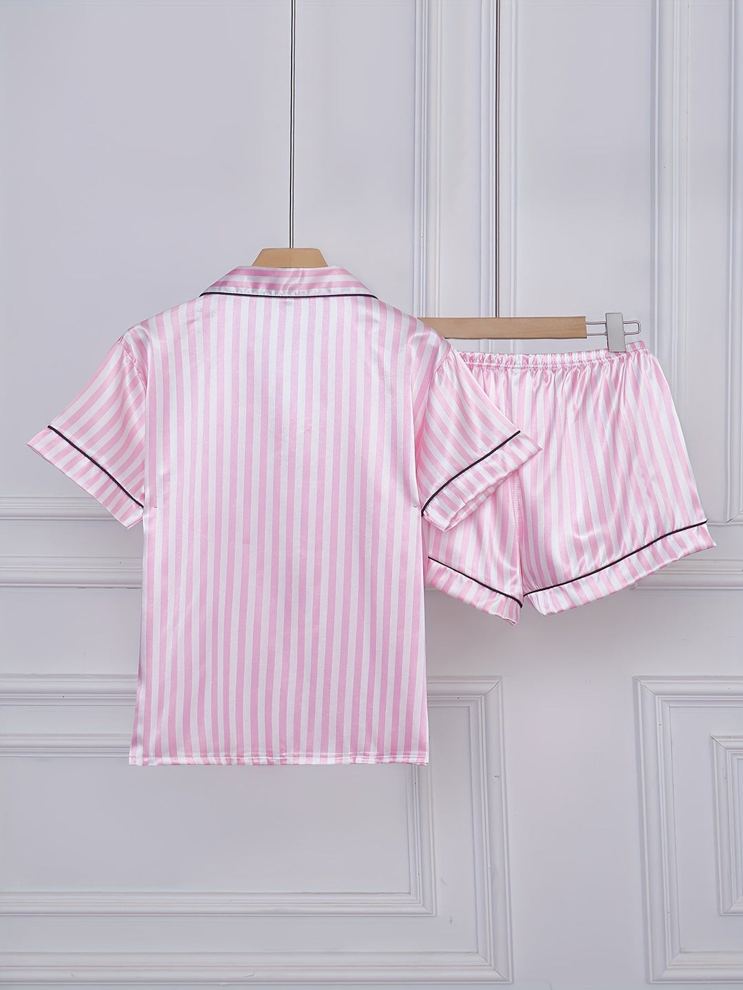 Oberteil des Damen Kurzarm Pyjama Sets mit Streifen, locker geschnitten für Komfort und stilvolle Nachtwäsche.