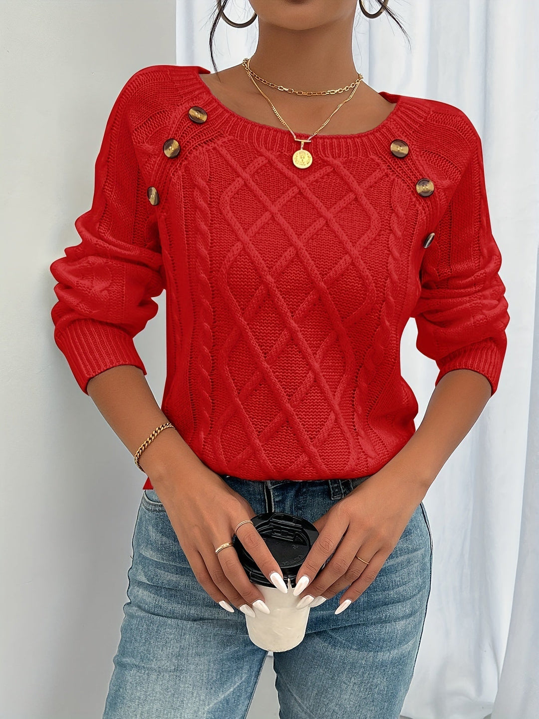 Stilvoller Damenpullover aus Strick mit Zopfmuster, U-Boot-Ausschnitt und feinen Knopfdetails für Wärme.