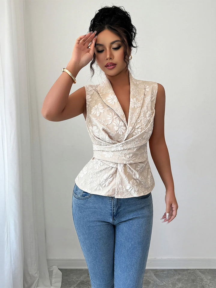 Model trägt leichtes, ärmelloses Damen Top in Aprikose mit Blumenmuster, ideal für Sommer-Freizeit.