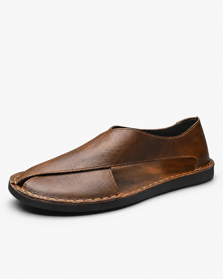 Oberansicht der schwarzen Herren Slipper mit geschlossener Zehe. Perfekte Slip-on Freizeitschuhe für Herren im Sommer.