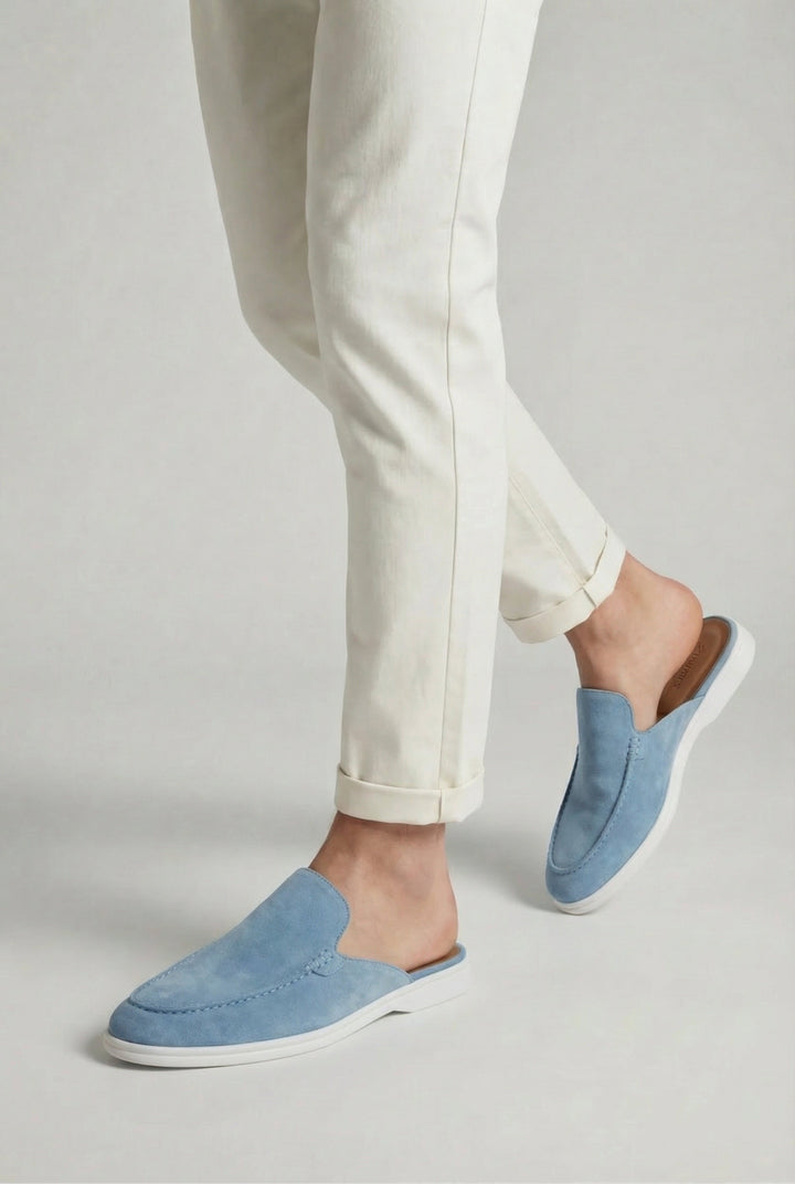 Leichte blaue Herren Mules mit offener Ferse, perfekt als bequeme Slip-Ons für den Sommer.