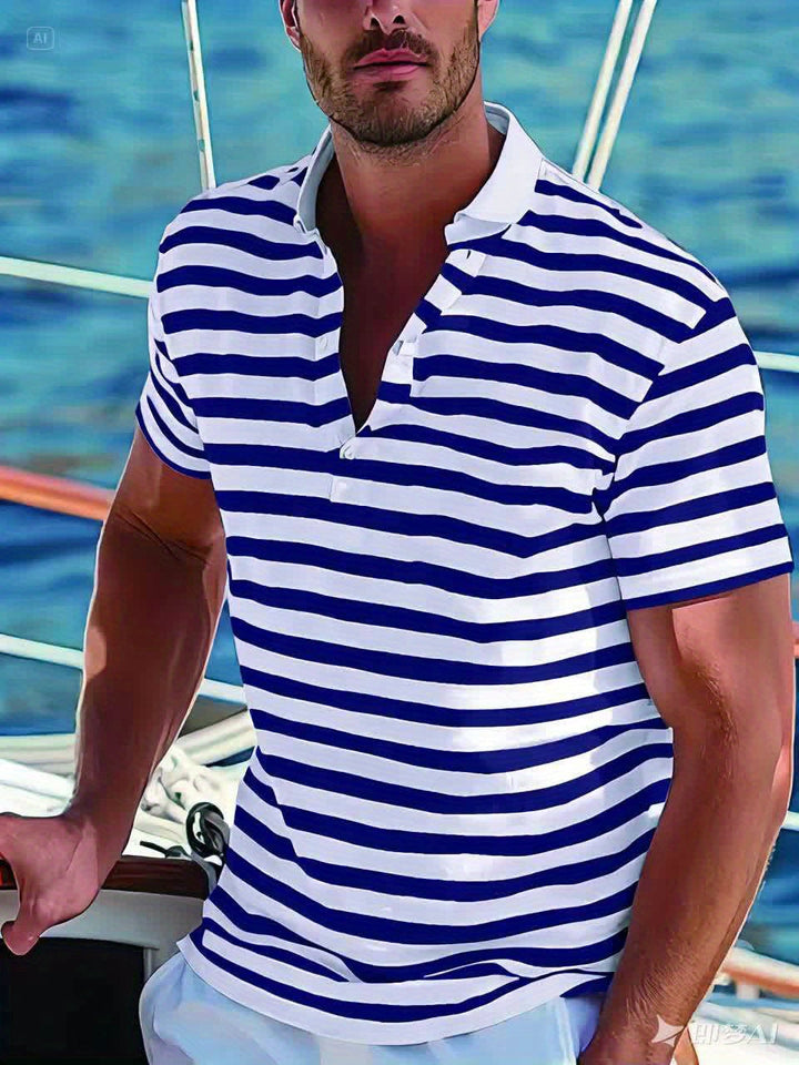 Rückansicht eines casual maritimen Herren Poloshirts, ideal für sommerliche Tage.