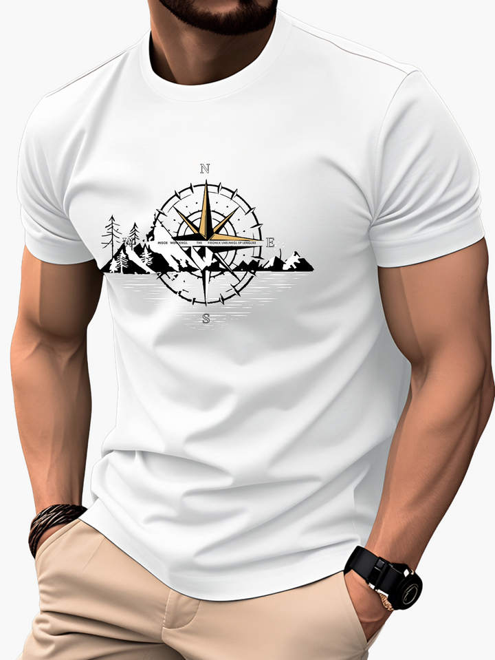 Frontansicht Herren T-Shirt mit Kompass-Bergmotiv, lässig getragen. Ideal für Freizeit, Outdoor & Abenteuer-Reisen.